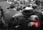 Image British foule fête le Jour de la Victoire en Europe London England Royaume-Uni, 1945, de la seconde 54 séquences d'archives historiques vidéo 65675074357