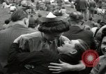Image British foule fête le Jour de la Victoire en Europe London England Royaume-Uni, 1945, de la seconde 55 séquences d'archives historiques vidéo 65675074357
