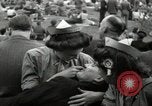 Image British foule fête le Jour de la Victoire en Europe London England Royaume-Uni, 1945, de la seconde 58 séquences d'archives historiques vidéo 65675074357