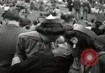 Image British foule fête le Jour de la Victoire en Europe London England Royaume-Uni, 1945, de la seconde 59 séquences d'archives historiques vidéo 65675074357