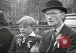 Image British foule fête le Jour de la Victoire en Europe London England Royaume-Uni, 1945, de la seconde 60 séquences d'archives historiques vidéo 65675074357
