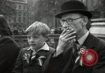 Image British foule fête le Jour de la Victoire en Europe London England Royaume-Uni, 1945, de la seconde 61 séquences d'archives historiques vidéo 65675074357