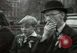 Image British foule fête le Jour de la Victoire en Europe London England Royaume-Uni, 1945, de la seconde 62 séquences d'archives historiques vidéo 65675074357