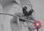 Standbild australischen Überlebenden Pazifik, 1944, aus Sekunde 27 historischem Filmmaterial Videoclip 65675074409