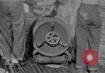 Standbild australischen Überlebenden Pazifik, 1944, aus Sekunde 43 historischem Filmmaterial Videoclip 65675074409