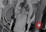Standbild australischen Überlebenden Pazifik, 1944, aus Sekunde 44 historischem Filmmaterial Videoclip 65675074409
