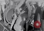 Standbild australischen Überlebenden Pazifik, 1944, aus Sekunde 45 historischem Filmmaterial Videoclip 65675074409