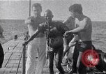 Standbild australischen Überlebenden Pazifik, 1944, aus Sekunde 48 historischem Filmmaterial Videoclip 65675074409
