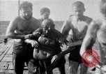 Standbild australischen Überlebenden Pazifik, 1944, aus Sekunde 49 historischem Filmmaterial Videoclip 65675074409
