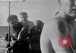Standbild australischen Überlebenden Pazifik, 1944, aus Sekunde 50 historischem Filmmaterial Videoclip 65675074409