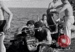 Standbild australischen Überlebenden Pazifik, 1944, aus Sekunde 54 historischem Filmmaterial Videoclip 65675074409