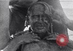 Standbild australischen Überlebenden Pazifik, 1944, aus Sekunde 56 historischem Filmmaterial Videoclip 65675074409