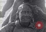 Standbild australischen Überlebenden Pazifik, 1944, aus Sekunde 57 historischem Filmmaterial Videoclip 65675074409