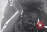 Standbild australischen Überlebenden Pazifik, 1944, aus Sekunde 59 historischem Filmmaterial Videoclip 65675074409