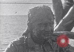 Standbild australischen Überlebenden Pazifik, 1944, aus Sekunde 60 historischem Filmmaterial Videoclip 65675074409