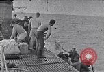 Standbild australischen Überlebenden South China Sea, 1944, aus Sekunde 3 historischem Filmmaterial Videoclip 65675074410