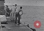 Standbild australischen Überlebenden South China Sea, 1944, aus Sekunde 5 historischem Filmmaterial Videoclip 65675074410