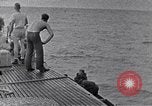 Standbild australischen Überlebenden South China Sea, 1944, aus Sekunde 10 historischem Filmmaterial Videoclip 65675074410