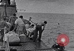 Standbild australischen Überlebenden South China Sea, 1944, aus Sekunde 15 historischem Filmmaterial Videoclip 65675074410