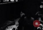 Standbild australischen Überlebenden South China Sea, 1944, aus Sekunde 45 historischem Filmmaterial Videoclip 65675074410