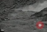 Standbild Explosionen Okinawa Ryukyu Inseln, 1945, aus Sekunde 8 historischem Filmmaterial Videoclip 65675074418