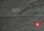Standbild Explosionen Okinawa Ryukyu Inseln, 1945, aus Sekunde 13 historischem Filmmaterial Videoclip 65675074418