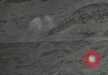 Standbild Explosionen Okinawa Ryukyu Inseln, 1945, aus Sekunde 14 historischem Filmmaterial Videoclip 65675074418