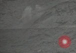 Standbild Explosionen Okinawa Ryukyu Inseln, 1945, aus Sekunde 15 historischem Filmmaterial Videoclip 65675074418