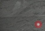 Standbild Explosionen Okinawa Ryukyu Inseln, 1945, aus Sekunde 16 historischem Filmmaterial Videoclip 65675074418