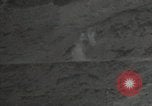 Standbild Explosionen Okinawa Ryukyu Inseln, 1945, aus Sekunde 21 historischem Filmmaterial Videoclip 65675074418