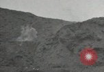 Standbild Explosionen Okinawa Ryukyu Inseln, 1945, aus Sekunde 25 historischem Filmmaterial Videoclip 65675074418