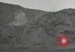Standbild Explosionen Okinawa Ryukyu Inseln, 1945, aus Sekunde 26 historischem Filmmaterial Videoclip 65675074418