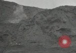 Standbild Explosionen Okinawa Ryukyu Inseln, 1945, aus Sekunde 27 historischem Filmmaterial Videoclip 65675074418