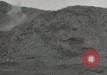 Standbild Explosionen Okinawa Ryukyu Inseln, 1945, aus Sekunde 28 historischem Filmmaterial Videoclip 65675074418