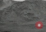 Standbild Explosionen Okinawa Ryukyu Inseln, 1945, aus Sekunde 29 historischem Filmmaterial Videoclip 65675074418