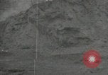 Standbild Explosionen Okinawa Ryukyu Inseln, 1945, aus Sekunde 30 historischem Filmmaterial Videoclip 65675074418