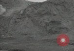 Standbild Explosionen Okinawa Ryukyu Inseln, 1945, aus Sekunde 31 historischem Filmmaterial Videoclip 65675074418