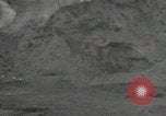 Standbild Explosionen Okinawa Ryukyu Inseln, 1945, aus Sekunde 32 historischem Filmmaterial Videoclip 65675074418