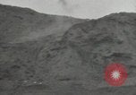 Standbild Explosionen Okinawa Ryukyu Inseln, 1945, aus Sekunde 33 historischem Filmmaterial Videoclip 65675074418