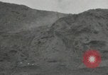 Standbild Explosionen Okinawa Ryukyu Inseln, 1945, aus Sekunde 34 historischem Filmmaterial Videoclip 65675074418
