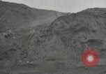 Standbild Explosionen Okinawa Ryukyu Inseln, 1945, aus Sekunde 35 historischem Filmmaterial Videoclip 65675074418