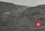 Standbild Explosionen Okinawa Ryukyu Inseln, 1945, aus Sekunde 36 historischem Filmmaterial Videoclip 65675074418