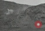 Standbild Explosionen Okinawa Ryukyu Inseln, 1945, aus Sekunde 37 historischem Filmmaterial Videoclip 65675074418