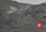 Standbild Explosionen Okinawa Ryukyu Inseln, 1945, aus Sekunde 38 historischem Filmmaterial Videoclip 65675074418