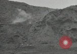 Standbild Explosionen Okinawa Ryukyu Inseln, 1945, aus Sekunde 39 historischem Filmmaterial Videoclip 65675074418