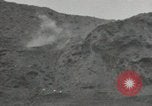 Standbild Explosionen Okinawa Ryukyu Inseln, 1945, aus Sekunde 40 historischem Filmmaterial Videoclip 65675074418