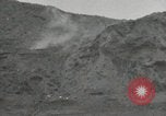 Standbild Explosionen Okinawa Ryukyu Inseln, 1945, aus Sekunde 41 historischem Filmmaterial Videoclip 65675074418