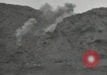 Standbild Explosionen Okinawa Ryukyu Inseln, 1945, aus Sekunde 44 historischem Filmmaterial Videoclip 65675074418
