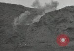 Standbild Explosionen Okinawa Ryukyu Inseln, 1945, aus Sekunde 45 historischem Filmmaterial Videoclip 65675074418