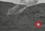 Standbild Explosionen Okinawa Ryukyu Inseln, 1945, aus Sekunde 46 historischem Filmmaterial Videoclip 65675074418